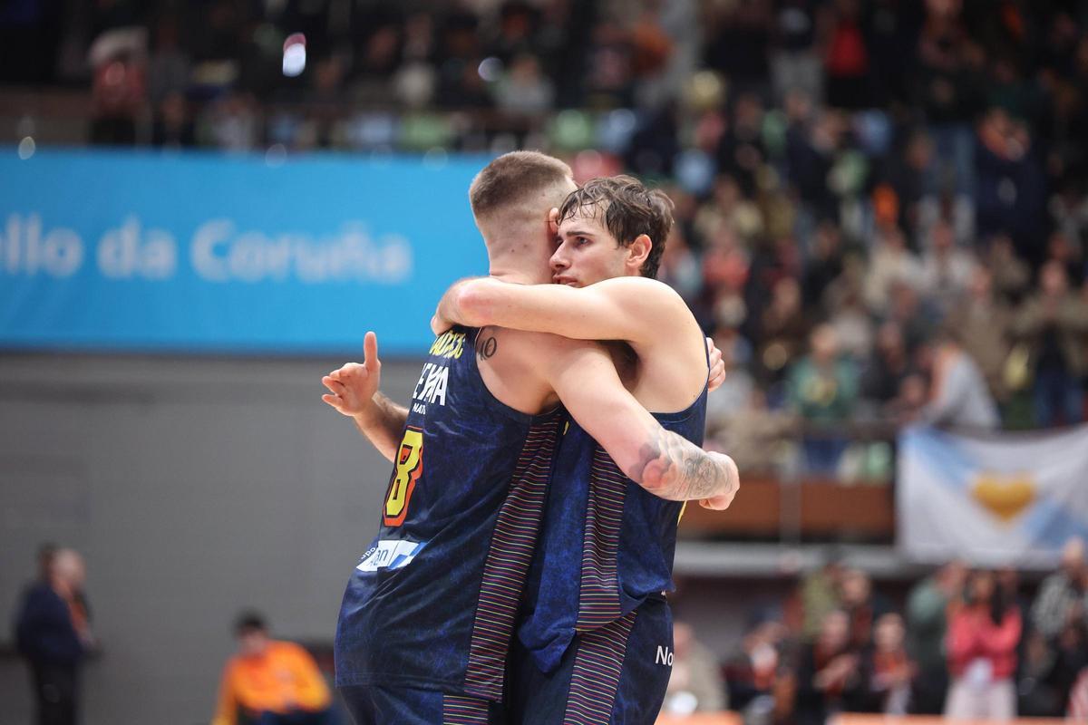 Radoncic y Jou se abrazan tras un lance del partido