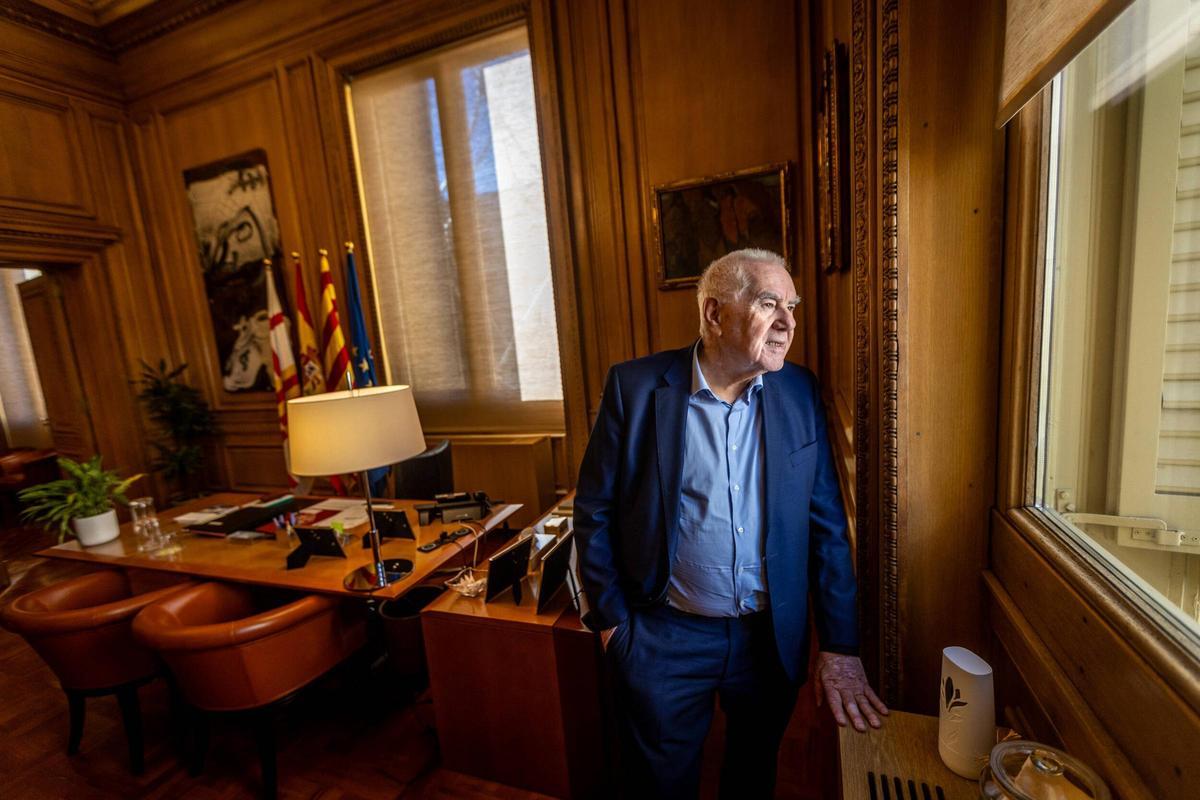 El republicano, en el despacho que su hermano Pasqual ocupaba como alcalde de Barcelona, que hoy es el de Jaume Collboni.
