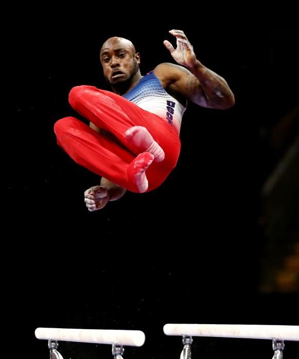 Donnell Whittenburg compite en las barras paralelas en el Campeonato de gimnasia de EEUU de 2018 en Massachusetts.