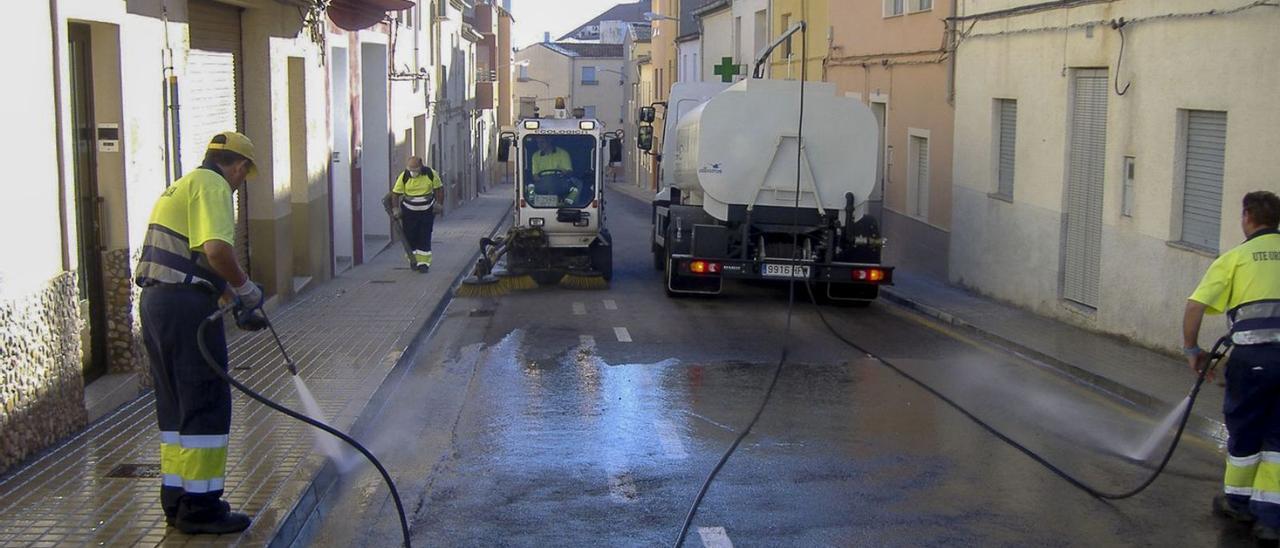 Operarios de la contrata de limpieza limpian las calles de Ontinyent.  | LEVANTE-EMV