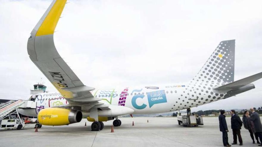 El avión de Vueling con los pictogramas de A Coruña. 13fotos