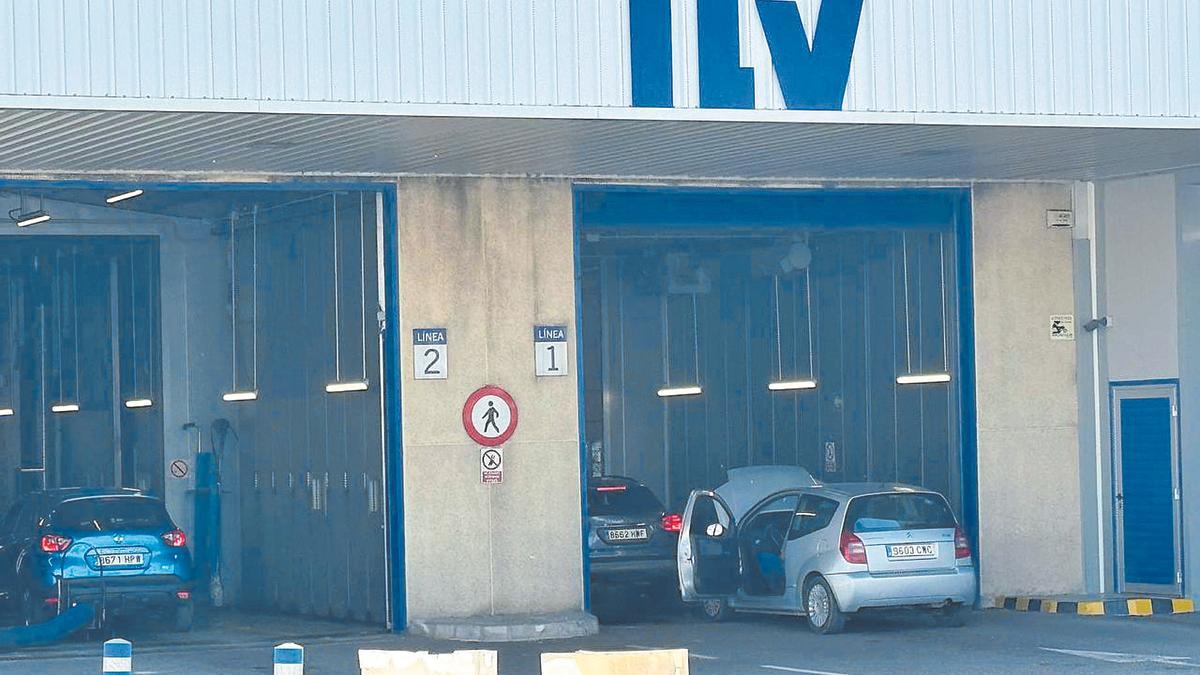 Vehículos pasan la inspección en una estación de ITV en Córdoba.