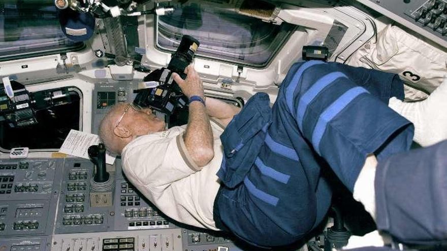 John Glenn, a bordo del Discovery, en octubre de 1998. // Efe