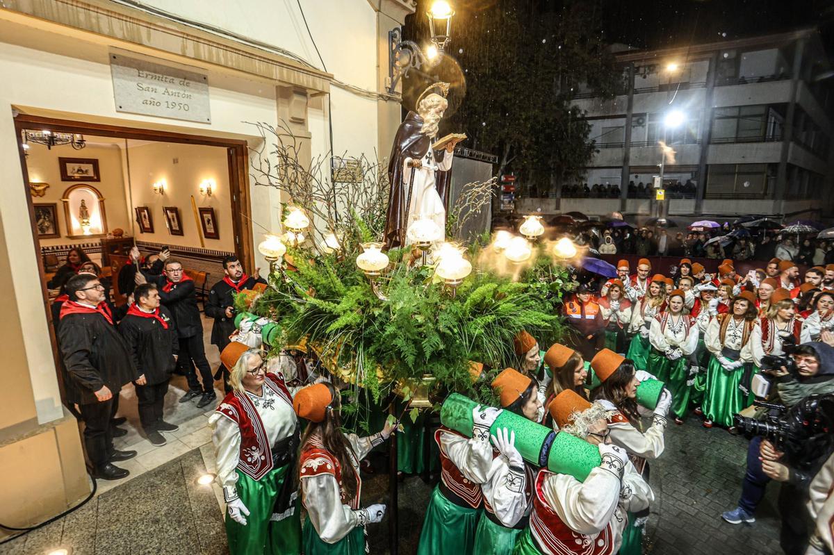 Elda celebra San Antón bajo la lluvia Elda celebra San Antón bajo la lluvia