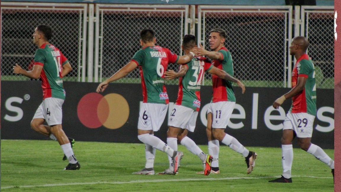 Los jugadores de Boston River celebran un gol.