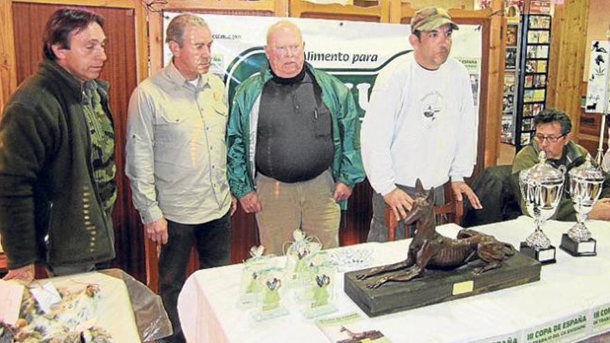 Serra (segundo por la izquierda) en la entrega de premios.