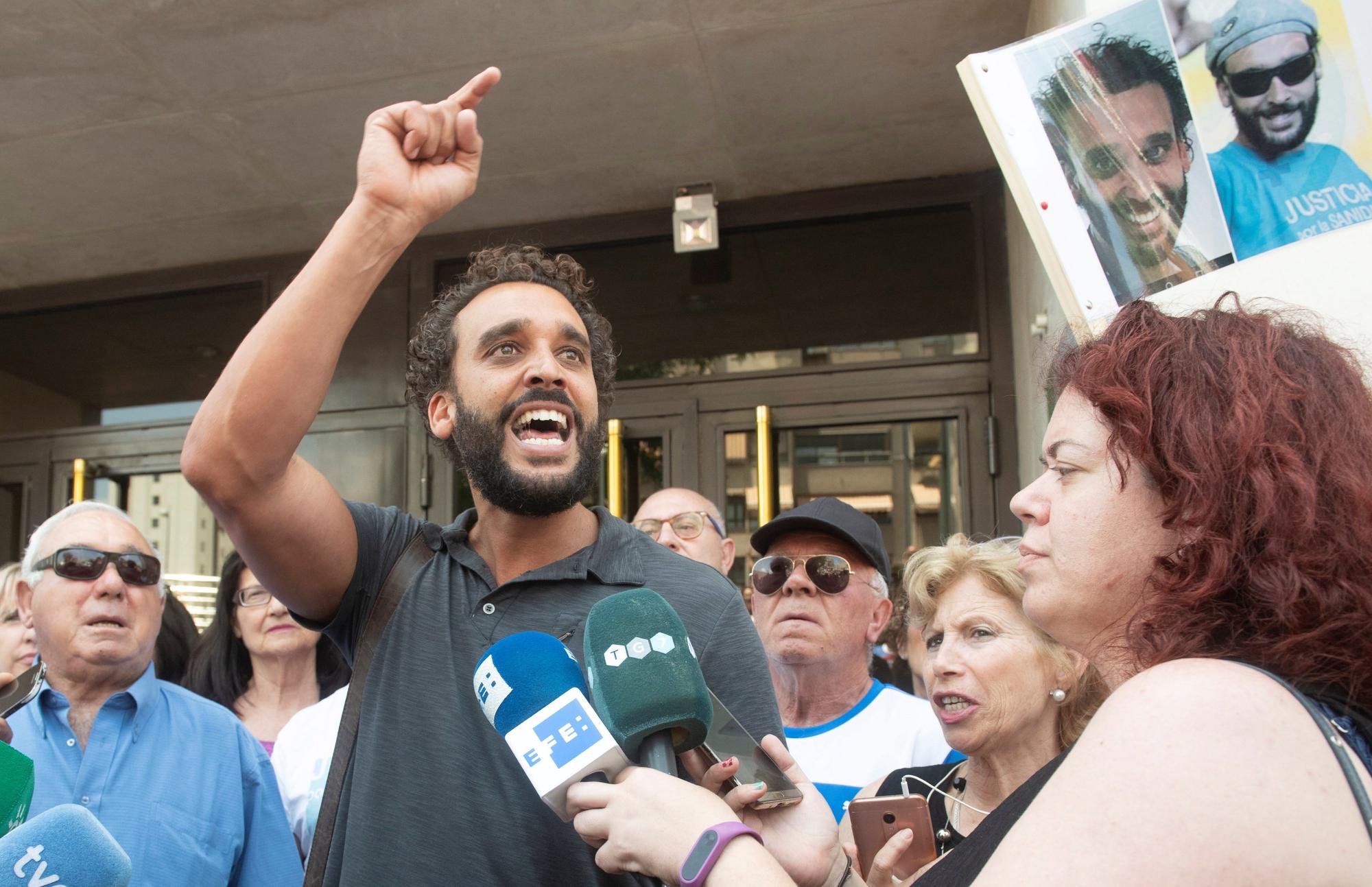 El médico Jesús Candel, conocido como &quot;Spiriman&quot;, en declaraciones a los periodistas durante un receso antes de declarar en el Juzgado de lo Penal 6 de Granada.