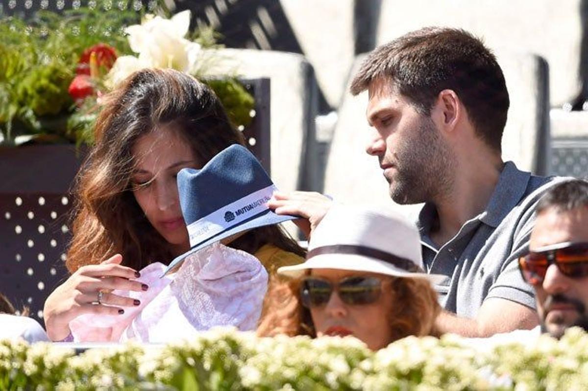 Felipe Reyes, su mujer y su bebé en el Mutua Madrid Open de tenis