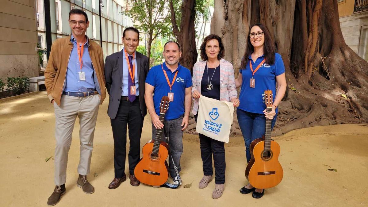 Carmen Martínez con miembros de Músicos por la Salud.