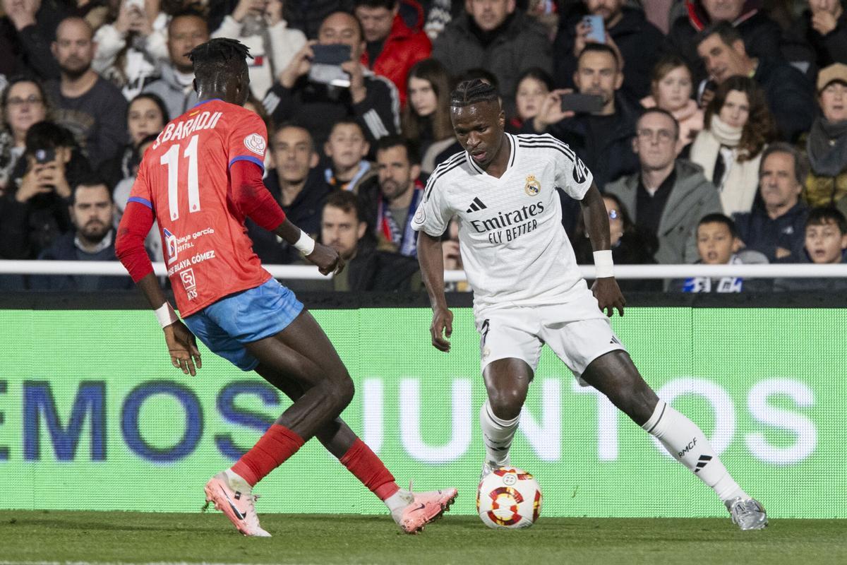 El jugador del Real Madrid Vinicius Jr ante la Deportiva Minera.