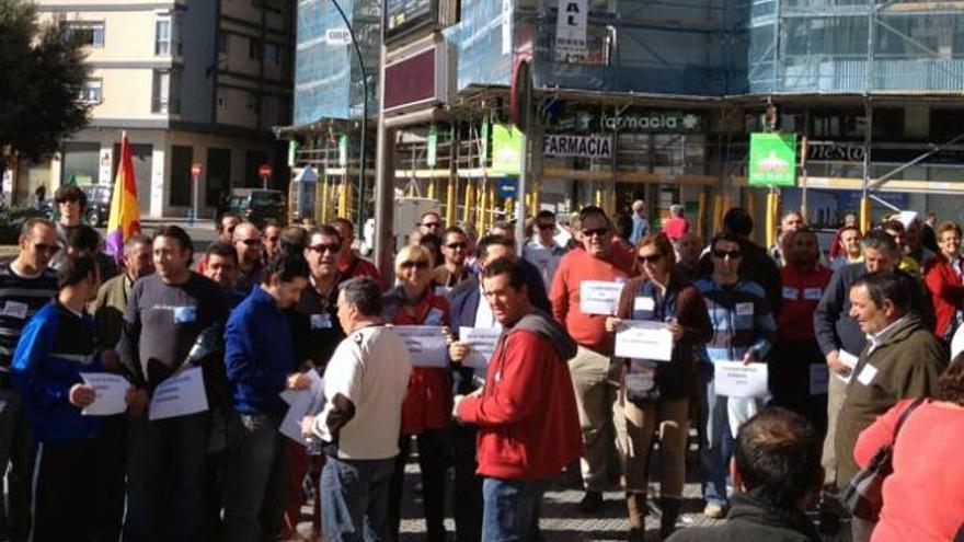 Los vecinos se manifestaron ayer a las puertas de Empleo.