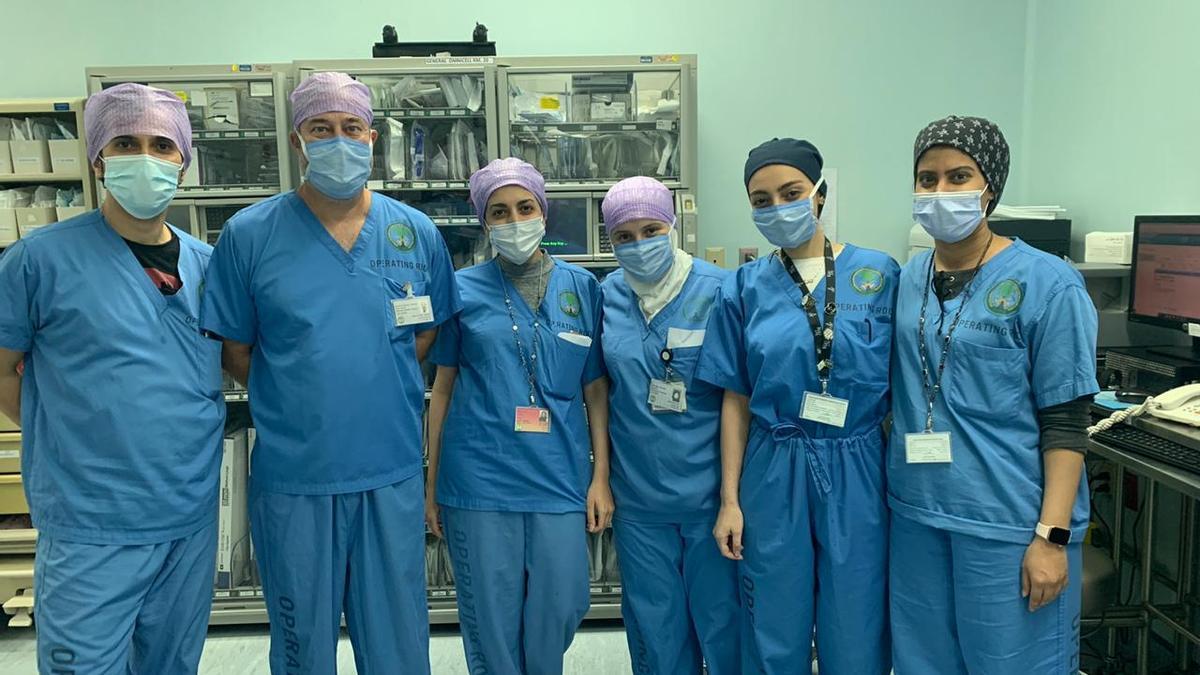 Norberto Santana, segundo por la izquierda junto a su equipo de cirugía torácica del Hospital King Faisal Specialist de Arabia Saudí,