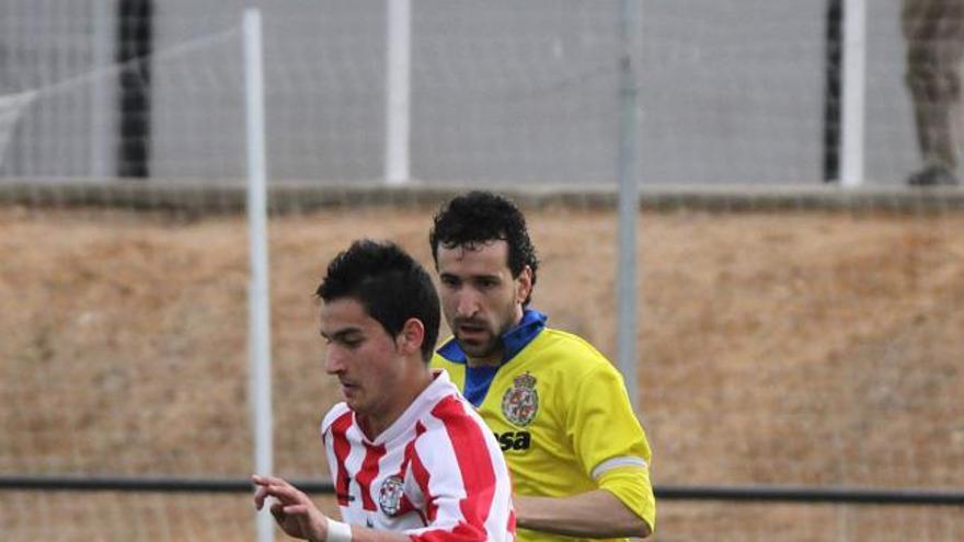 Un jugador del Caja Rural trata de dejar atrás a un adversario.