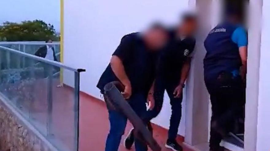 Uns policies accedeixen a la casa dels ciberestafadors portuguesos. | EL PERIÓDICO