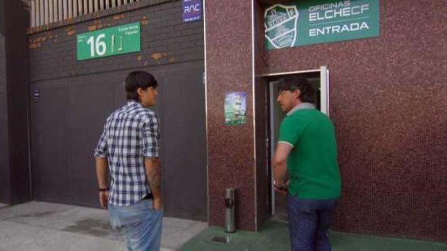 Sapunaru, ayer, junto al director deportivos del Elche, Jesús de Huertas.