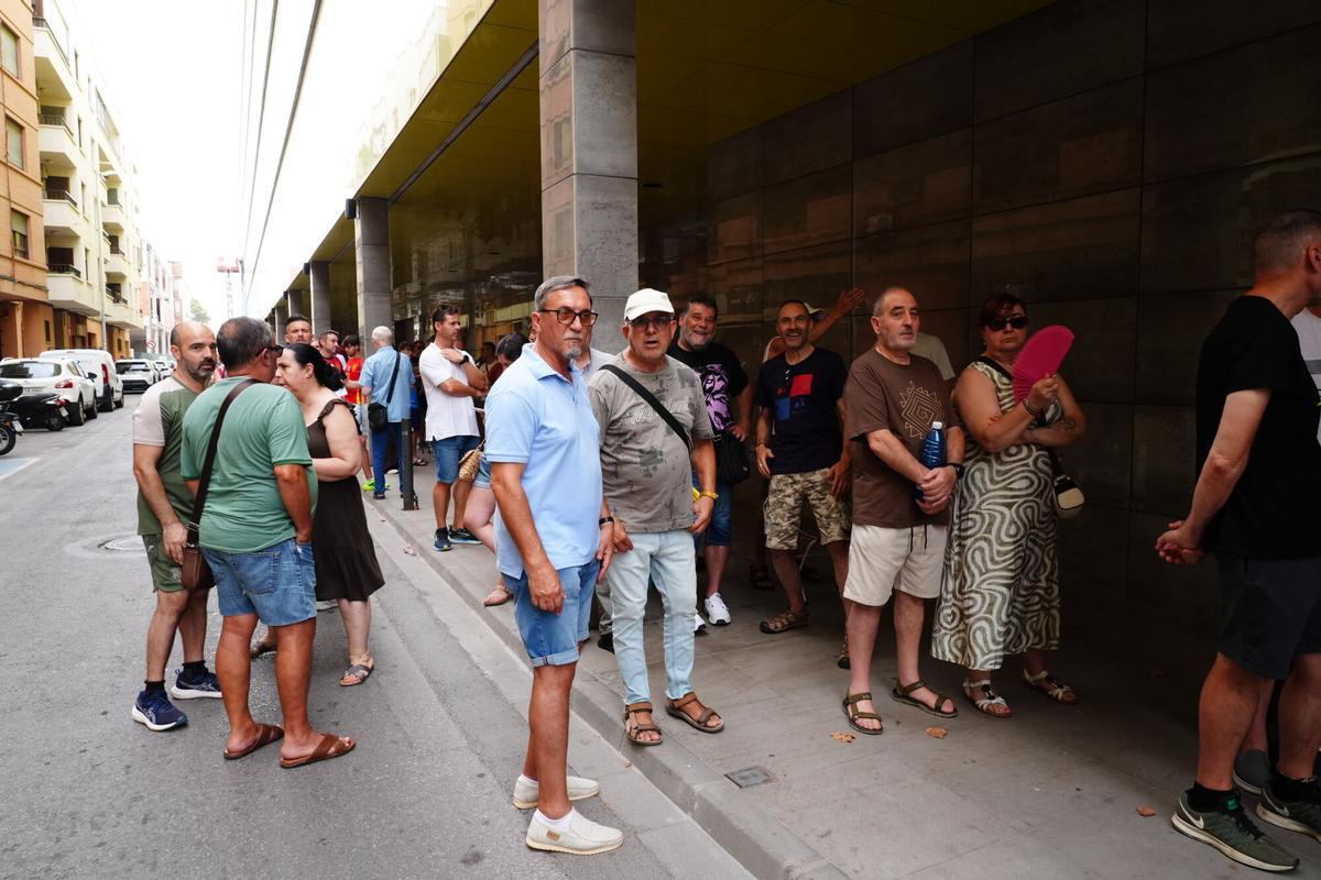 VILA-REAL. Reubicaciones para los abonados.  colas en La Cerámica.