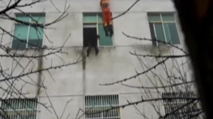 Rescate in extremis de una suicida china