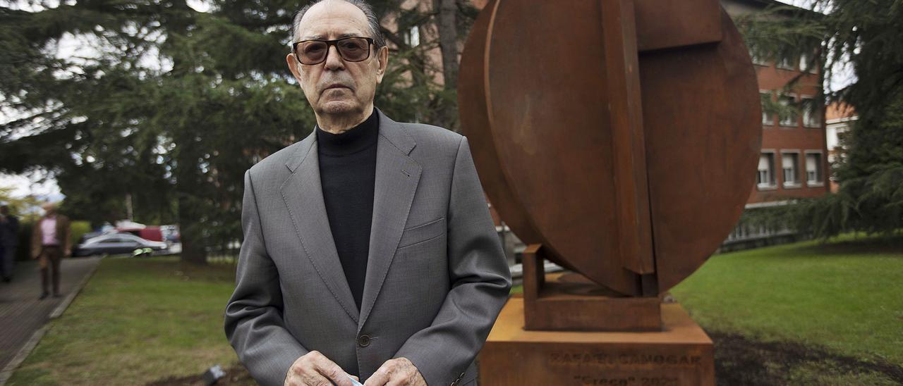 Rafael canogar, ante su escultura “Greco Ii” en los jardines de la facultad de ciencias de oviedo.|  | MIKI LÓPEZ