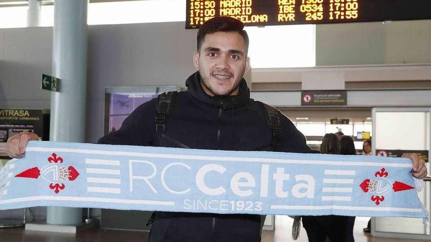 Maxi Gómez posa con una bufanda del Celta en Peinador, ayer. // RCCDV