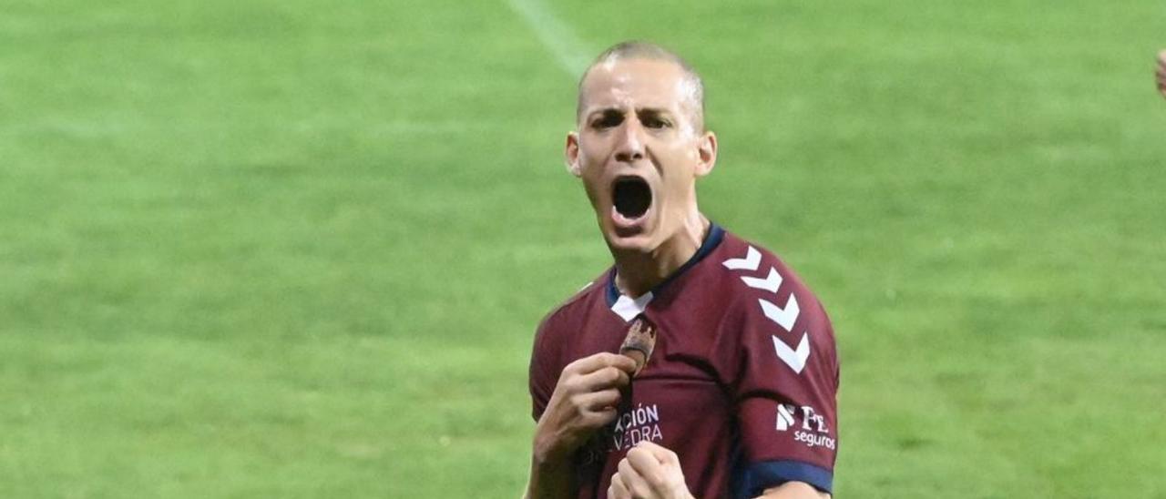 Rufo celebrando un gol esta temporada en Pasarón. |  // RAFA VÁZQUEZ