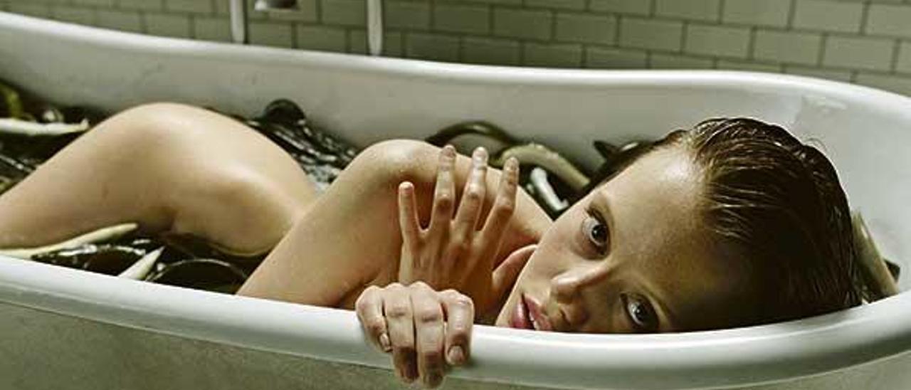 La actriz Mia Goth, en una imagen de &quot;La cura del bienestar&quot;.