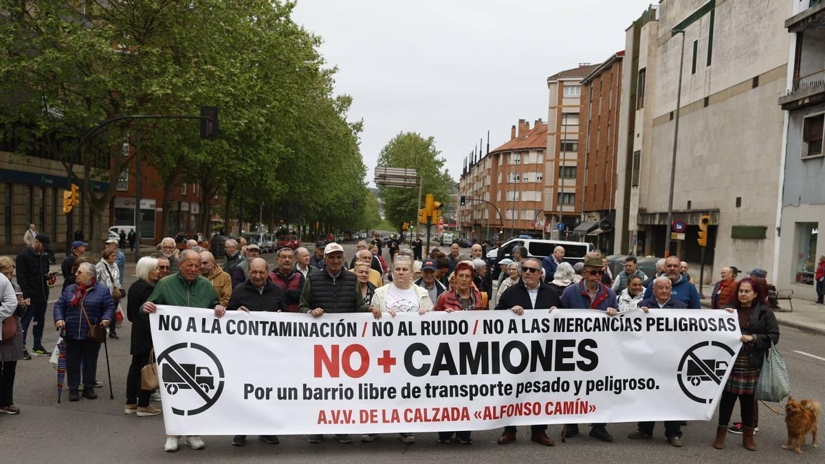 Los vecinos de La Calzada se manifiestan en Cuatro Caminos contra el tráfico pesado