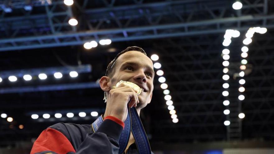 Fernando Díaz del Río muerde la medalla de oro que conquistó el pasado lunes en el Mundial de natación que se celebra en Fukuoka, Japón.