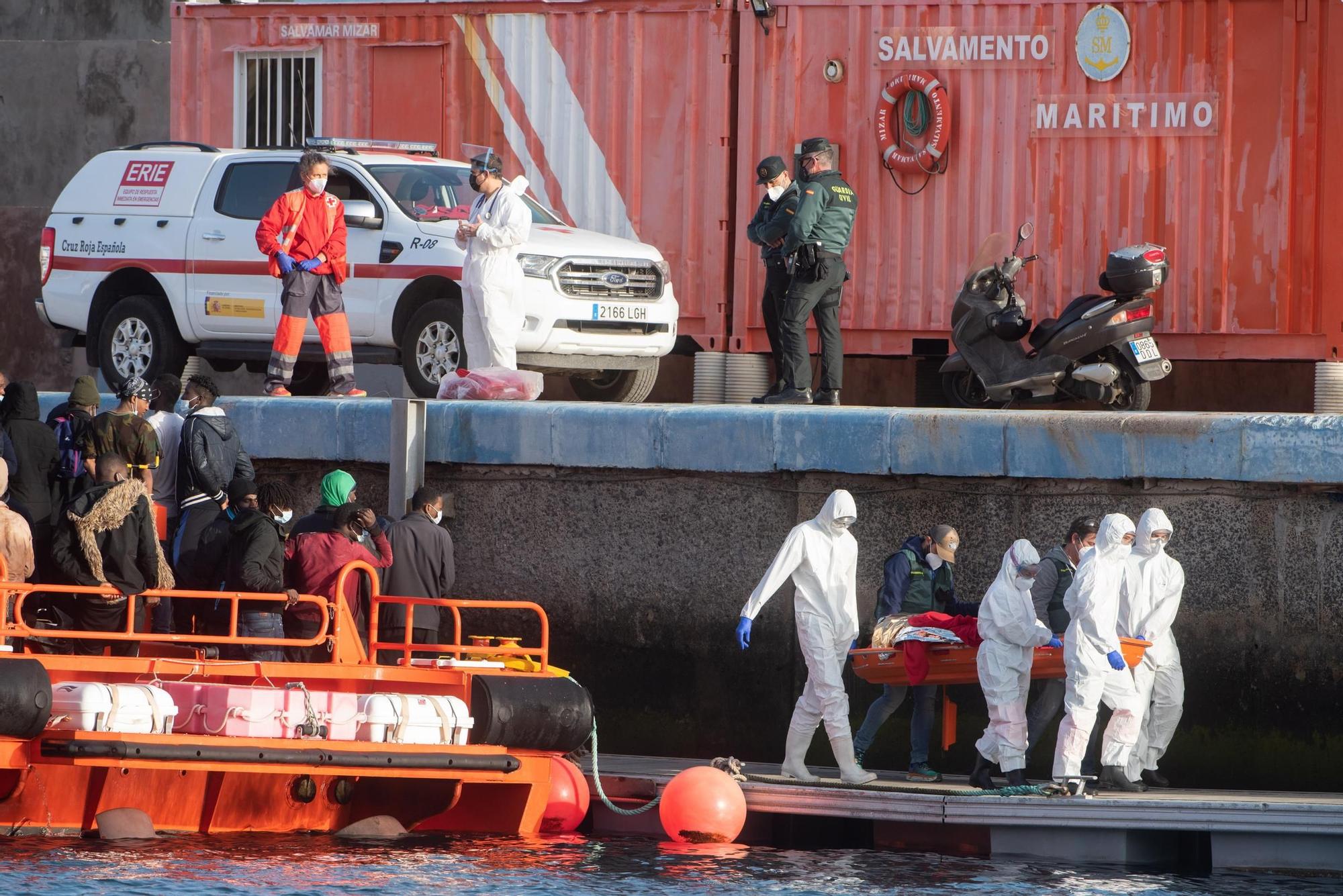 Salvamento rescata a un bebé nacido en una lancha a 44 kilómetros de Canarias