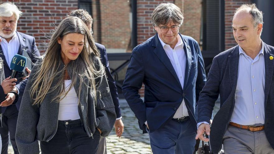 Carles Puigdemont, líder de Junts, entre Míriam Nogueras i Jordi Turull, portaveu i secretari general del partit, respectivament, a Waterloo. | OLATZ CASTRILLO / EFE