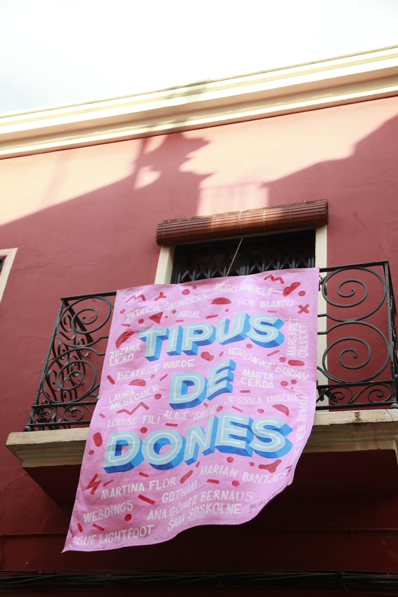 El feminismo   se reivindica   en los balcones   de Picanya