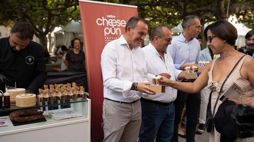 De arriba a abajo: inauguración del IV Congreso Internacional Silver Economy; Francisco Requejo habla con dos queseras en la feria Fromago; la plaza Viriato repleta de gente durante la celebración de la feria del queso; el presidente de la Diputación repartiendo flores de queso durante la calusura.