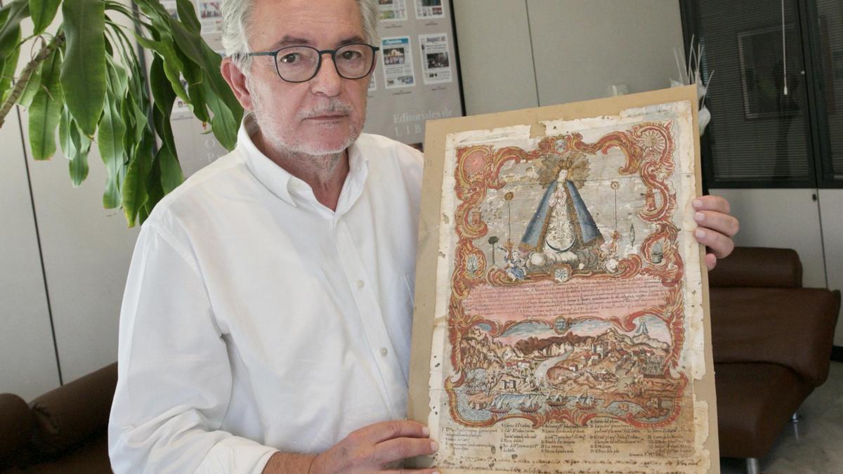 Mariano Guillén con el pergamino antiguo