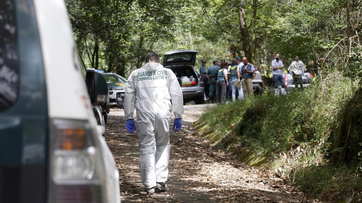 Agentes de la Guardia Civil en el lugar donde apareció el coche con los cadáveres