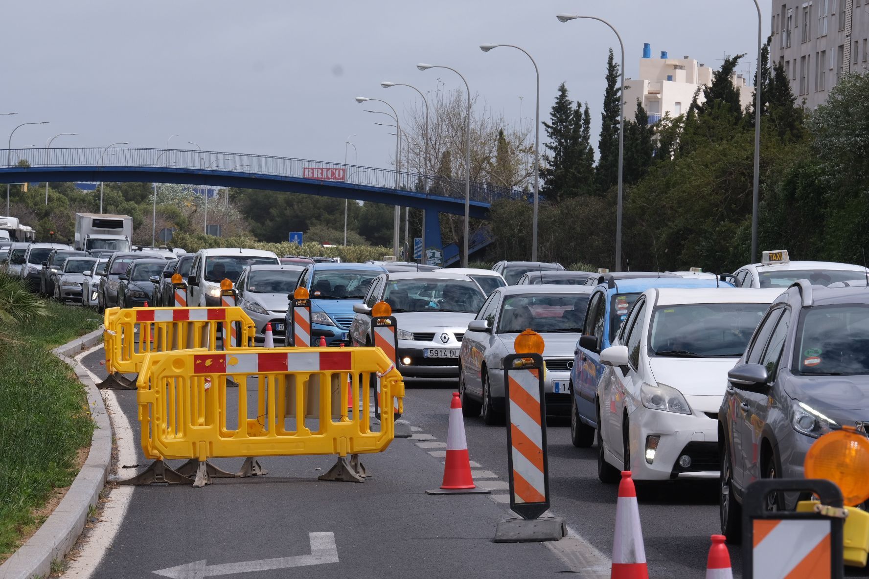 Atascos con más de 20 minutos de espera para entrar en Palma