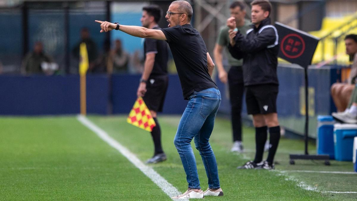 Beto Company da indicaciones a sus jugadores durante el partido entre Hércules y Villarreal B.