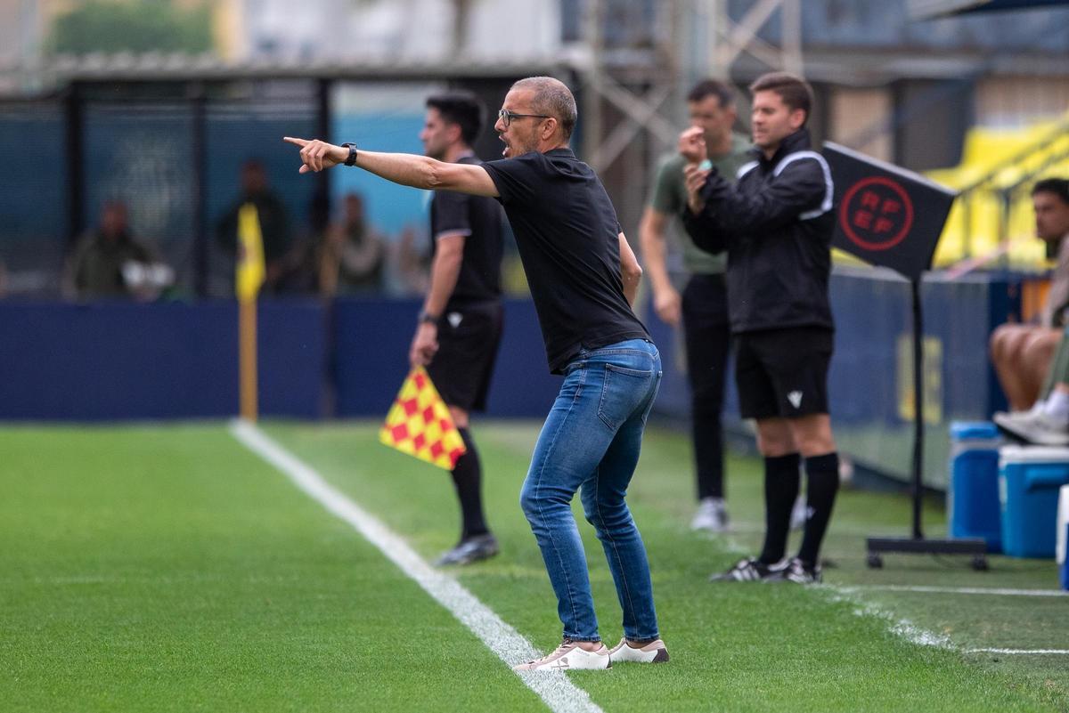 Beto Company da indicaciones a sus jugadores durante el partido entre Hércules y Villarreal B.