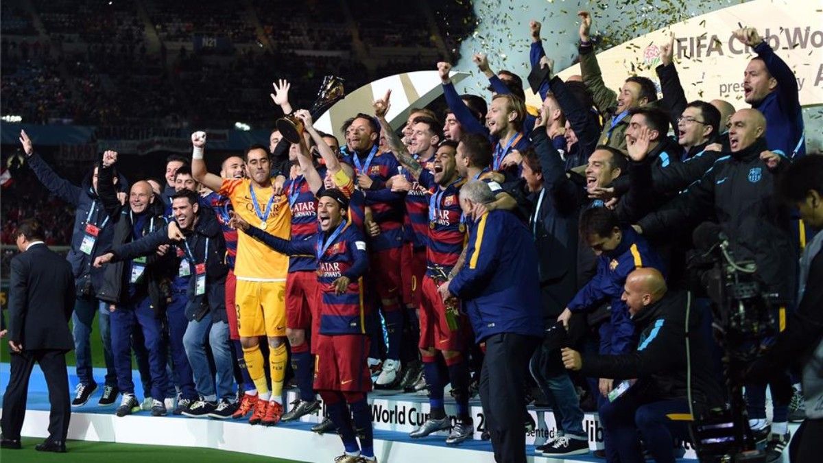El Barça, levantando su título del Mundial de Clubes en 2015