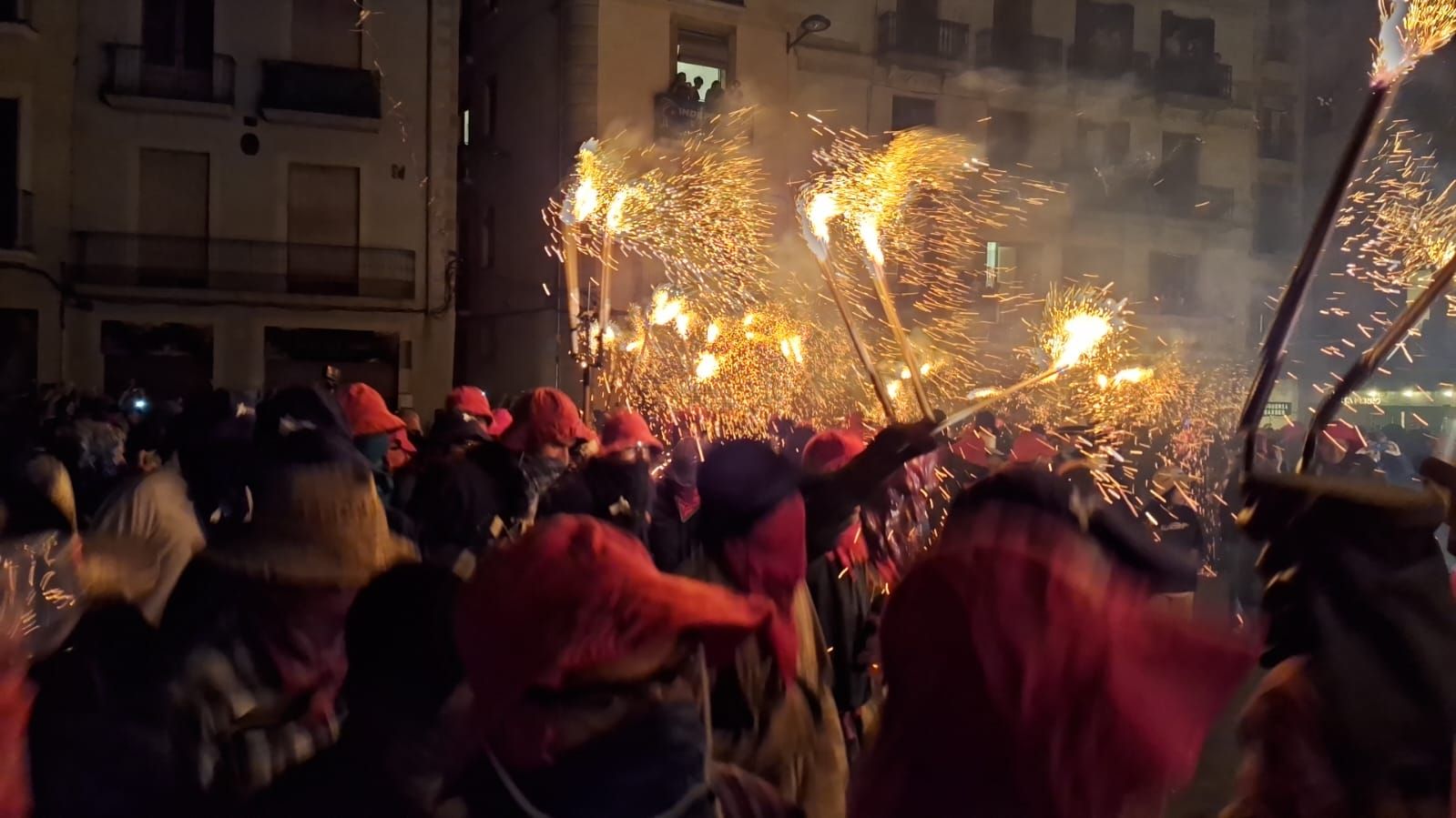 Un Correfoc multitudinari omple de pólvora i gresca el centre històric de Manresa