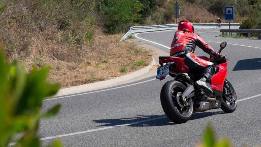 Un motorista circulant ben equipat