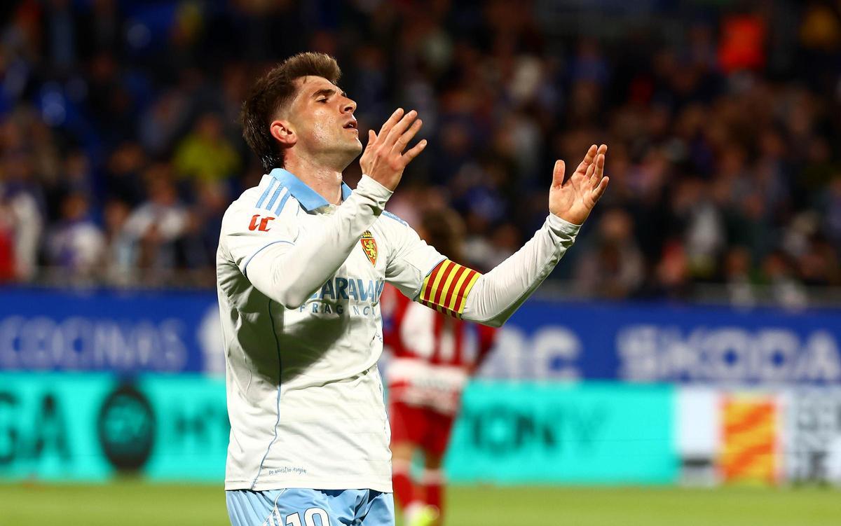 Raúl Guti se lamenta en el césped del Ibercaja Estadio en el duelo ante el Granada