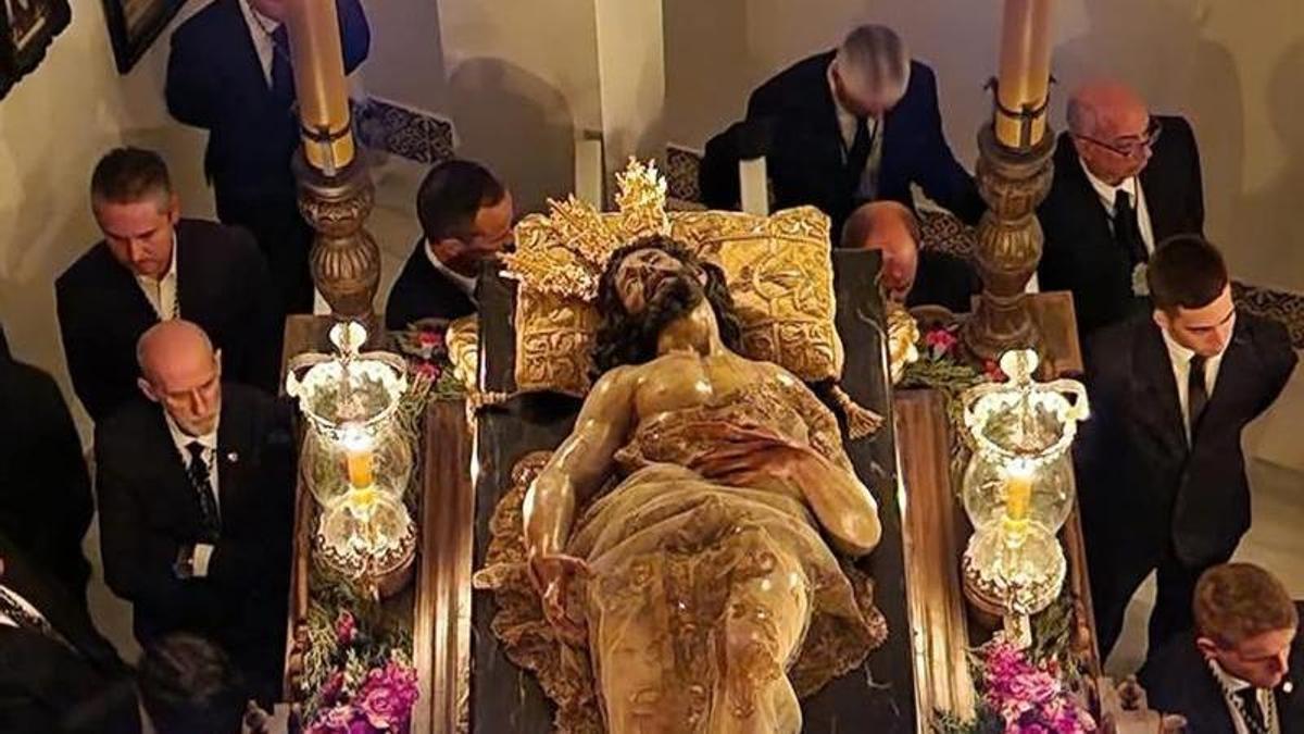 Imagen del Santo Entierro de Pizarra en su trono procesional.