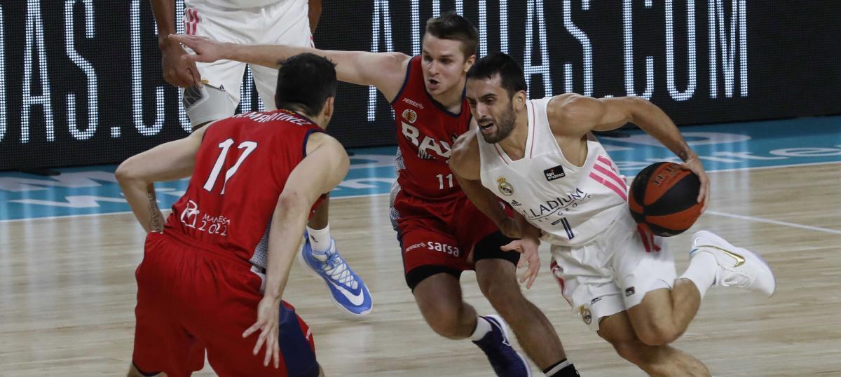 El base del Real Madrid Facundo Campazzo (d) con el balón ante la defensa del BAXI Manresa.