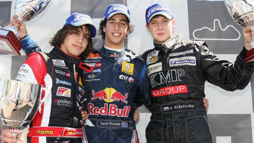 Merhi, Ricciardo y Anton Nebylitskiy, en un podio de la Fórmula 2.0 WEC Motorsport en 2008