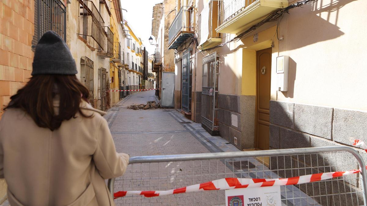 La calle permanece acordonada desde el derrumbe.