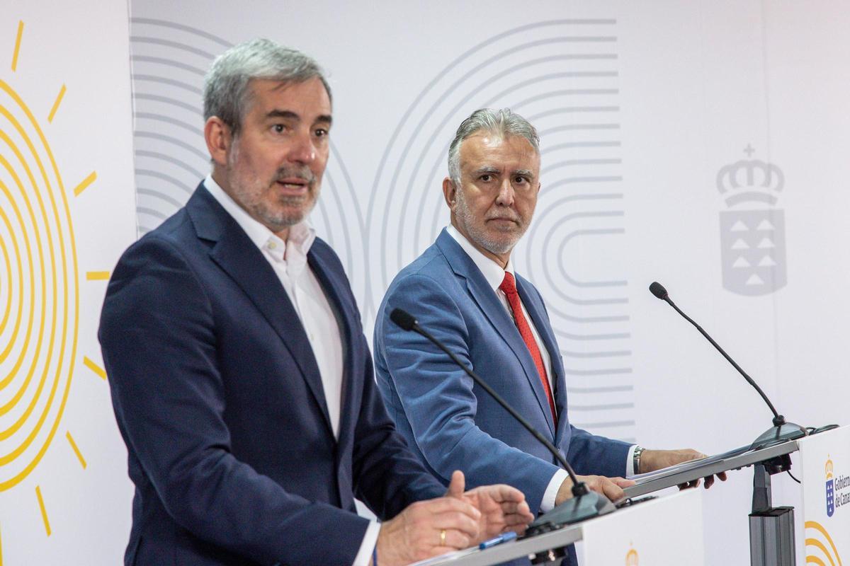 El presidente de Canarias, Fernando Clavijo (i), y el ministro de Política Territorial, Ángel Víctor Torres (d), durante una comparecencia conjunta.