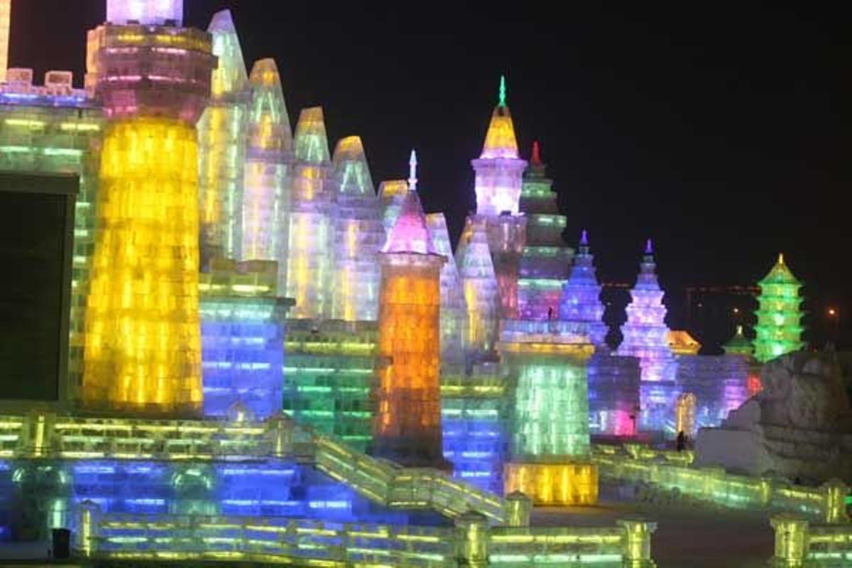 La luz y el color es una constante en el Festival de Esculturas de Nieve y Hielo de Harbin