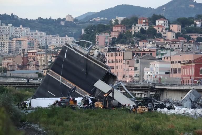 Decenas de muertos al desplomarse un puente de una