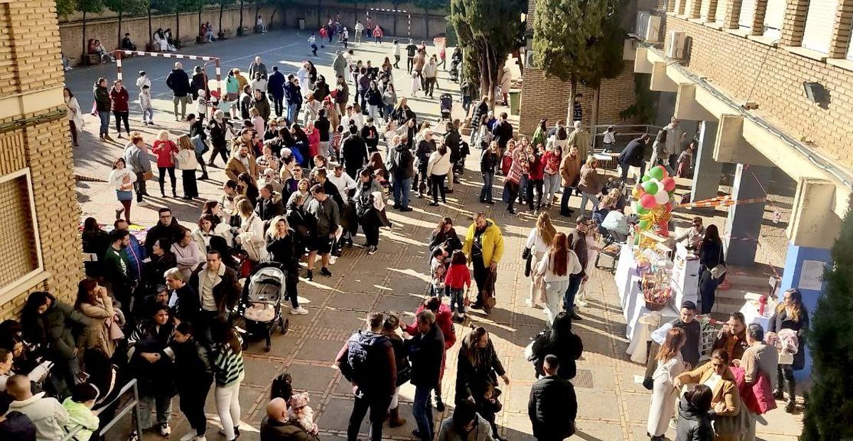 Ambiente en ell Belén viviente del colegio de las Mercedarias en el Campo de la Verdad.