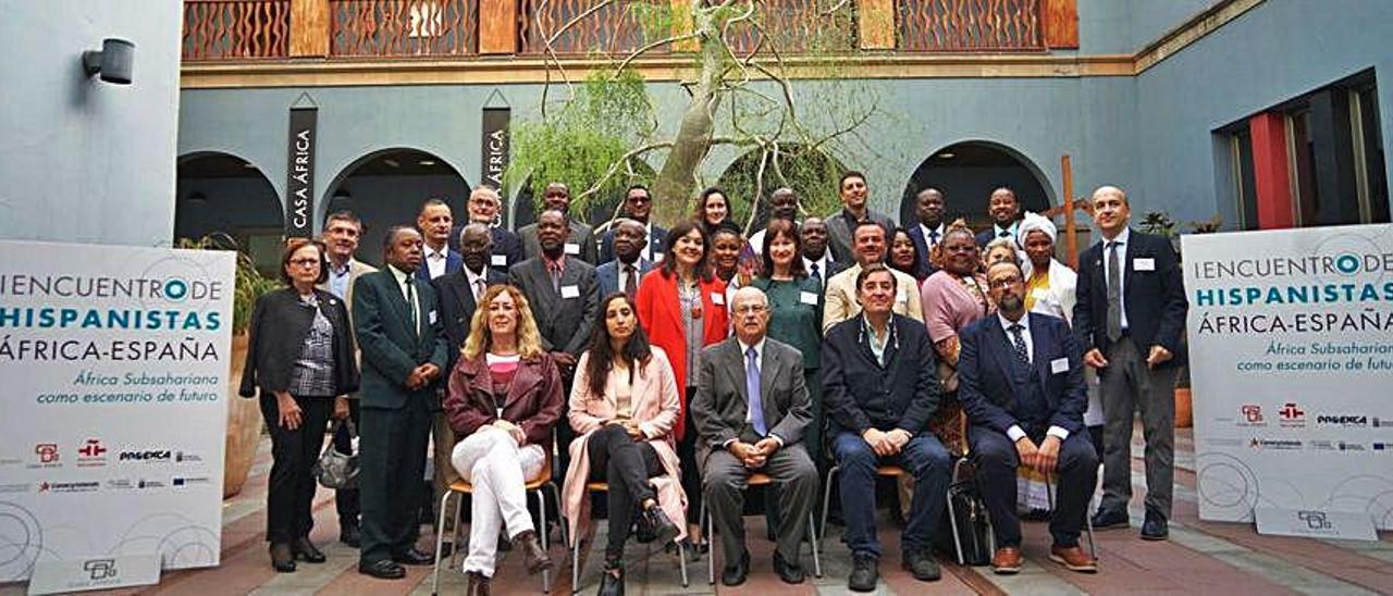 Imagen con los 40 invitados de 25 países al I Encuentro de Hispanistas África-España que se celebra en Casa África durante la ianuguración de ayer.