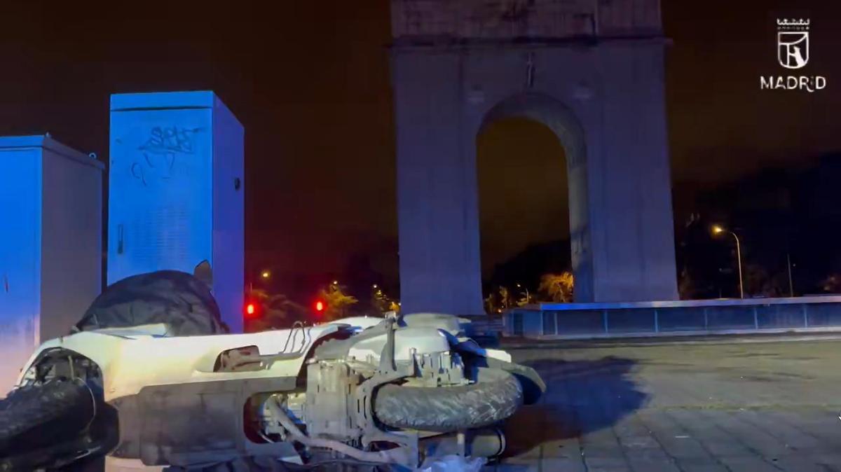 Accidente de moto a la altura del Arco de Triunfo, en Moncloa (Madrid).